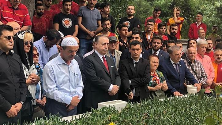 Metin Oktay kabri başında anıldı