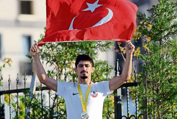 Güreşin yeni yıldızı Kerem Kamal!
