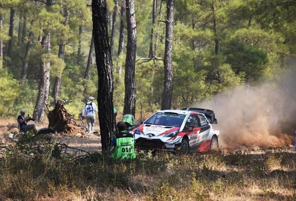 Toyota sürücüsü Kris Meeke deneme sürüşü lideri