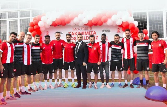 Balıkesirspor'un yeni transferleri taraftarlarla buluştu