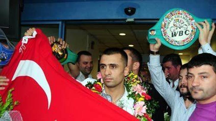 Selçuk, Andre Berto'ya meydan okudu!