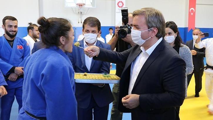 Vali Hamza Aydoğdu Tokyo Olimpiyatları'na kota alan sporcuları elleriyle besledi