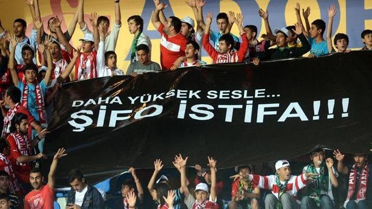 Taraftar'dan Mehmet Özdilek'e protesto