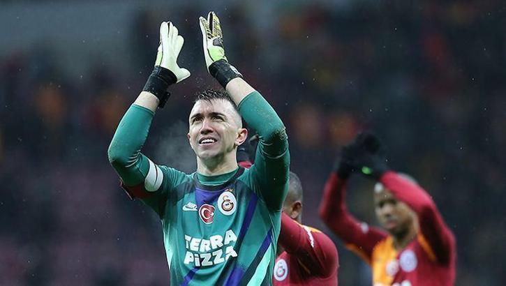 Muslera'dan anlamlı davranış!
