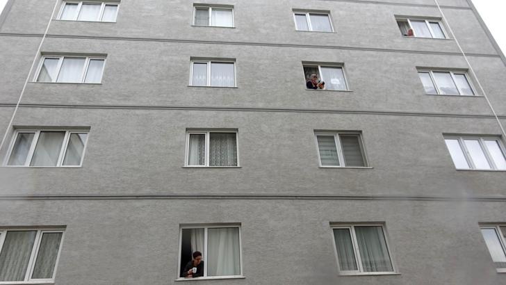 Evden çıkamayan komşular camdan cama gün yaptı