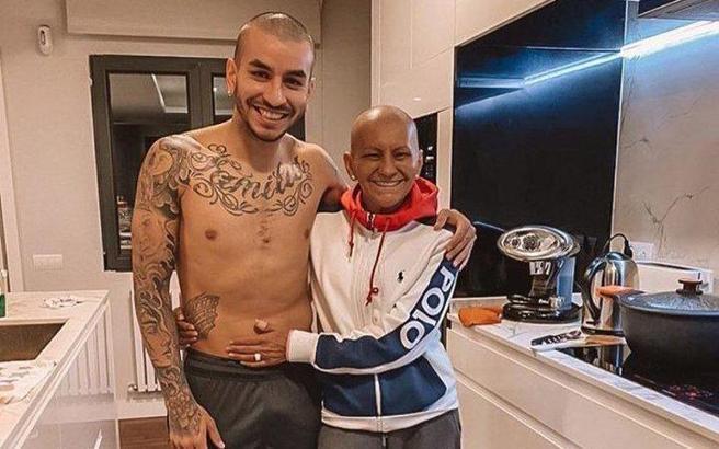 Angel Correa annesine destek olmak için saçlarını kazıttı