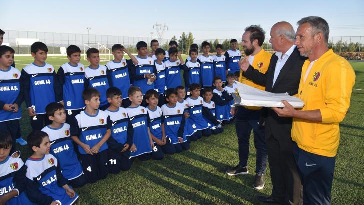 İlkay Gündoğan'dan, Dursunbey Belediyespor'a destek