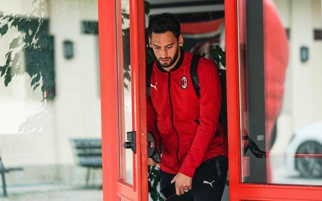 Milan'da Hakan Çalhanoğlu'nun durumu belli oldu