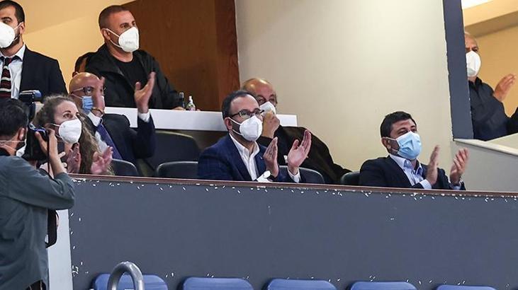 Bakan Kasapoğlu, Anadolu Efes-Real Madrid maçını salonda takip etti