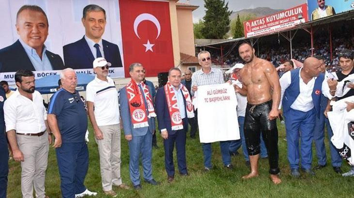 Antalyaspor'dan er meydanında forma jesti