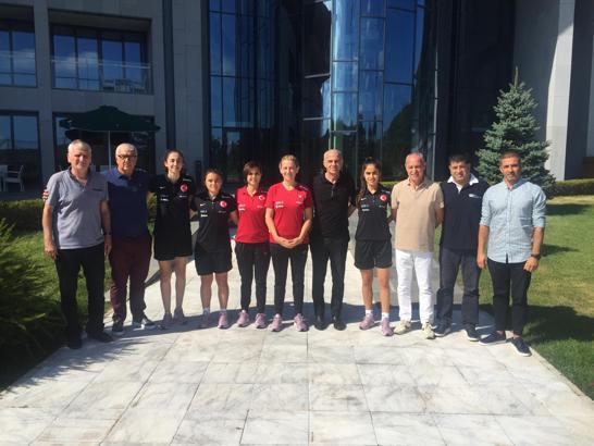 Oğuz Çetin, U17 Kız Milli Takımı'nın kampını ziyaret etti
