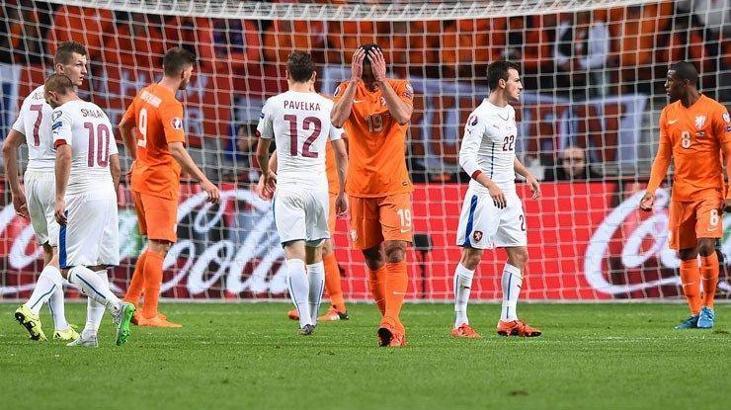 Advocaat, Van Persie'yi yine kesti