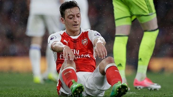 Mesut Özil yeni sisteme alışmaya çalışıyor