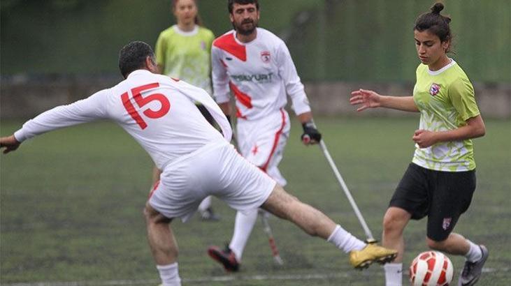 Kadın futbolcular, engelli erkek sporcularla karşılaştı