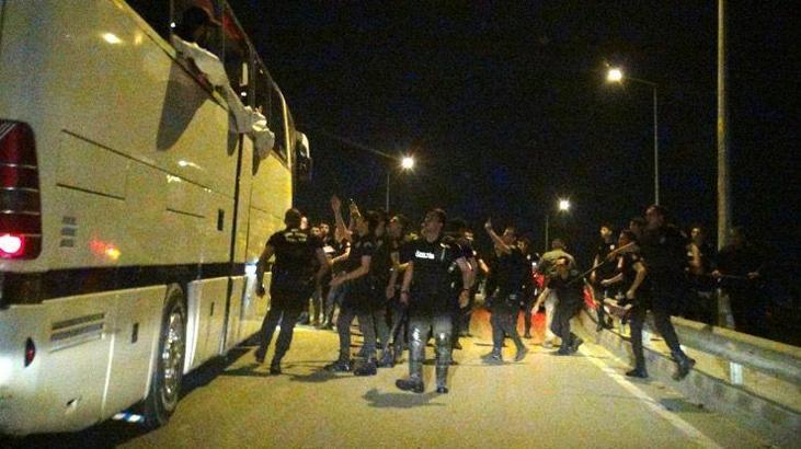 Beşiktaşlıların otobüsüne taşlı saldırı