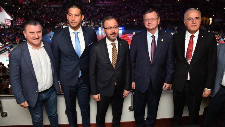 Bakan Kasapoğlu, Kadın Voleybol Milli Takımımız'ın maçı için Afyon'dan Ankara'ya geldi