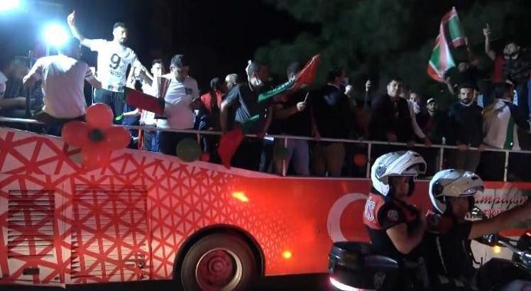 Diyarbekirspor şampiyonluğunu şehir turu atarak kutladı