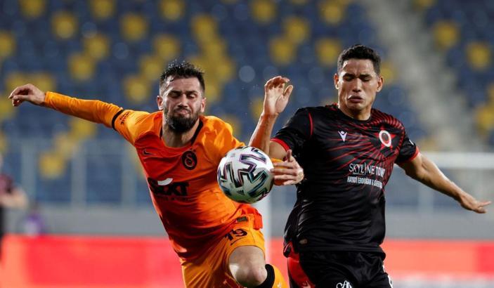 Galatasaray'da Ömer Bayram, Marcelo Saracchi'den formayı kaptı