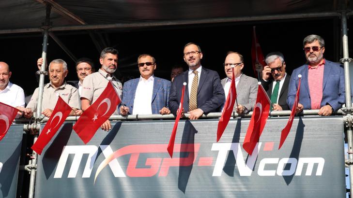 Bakan Kasapoğlu, Dünya Motokros Şampiyonası yarışının startına katıldı
