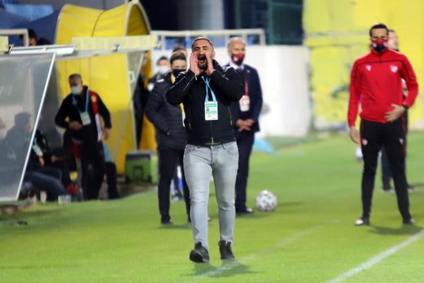 Ümit Karan'dan yönetim, futbolcular ve personele kümede kalma teşekkürü