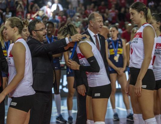 Bakan Kasapoğlu'ndan milli voleybolculara tebrik