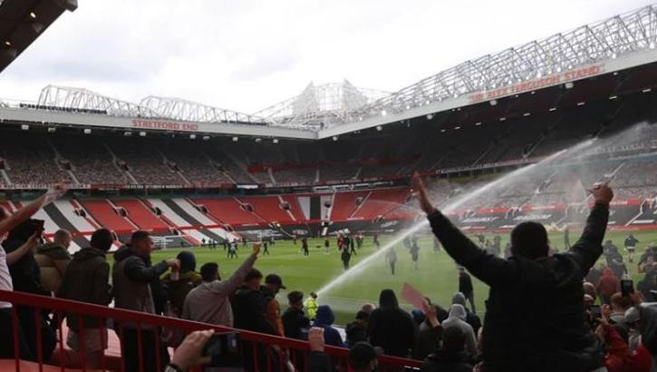 Manchester United taraftarı Liverpool maçı öncesi stadı bastı! Maç ertelendi...