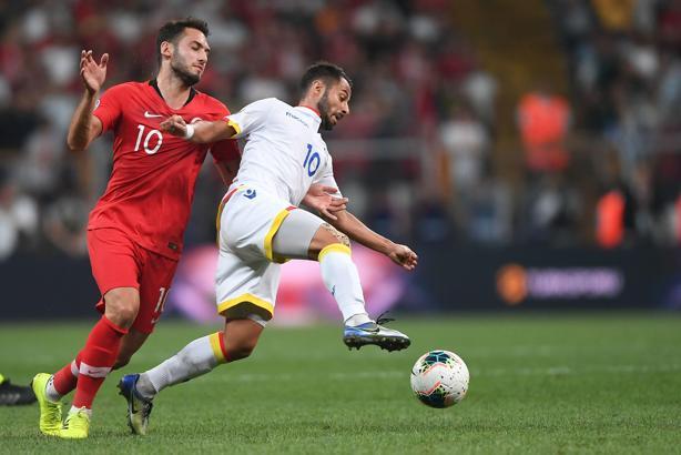 Hakan Çalhanoğlu'na kulübe gözüktü