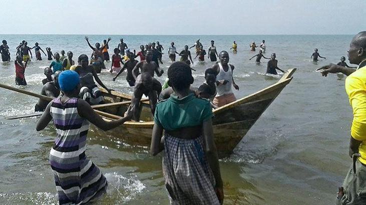 Uganda'da futbol takımını taşıyan tekne battı