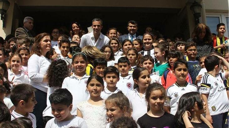 Robin van Persie'de minik hayranlara ziyaret