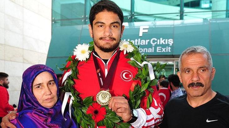 Taha Akgül'e Ankara'da çiçekli karşılama