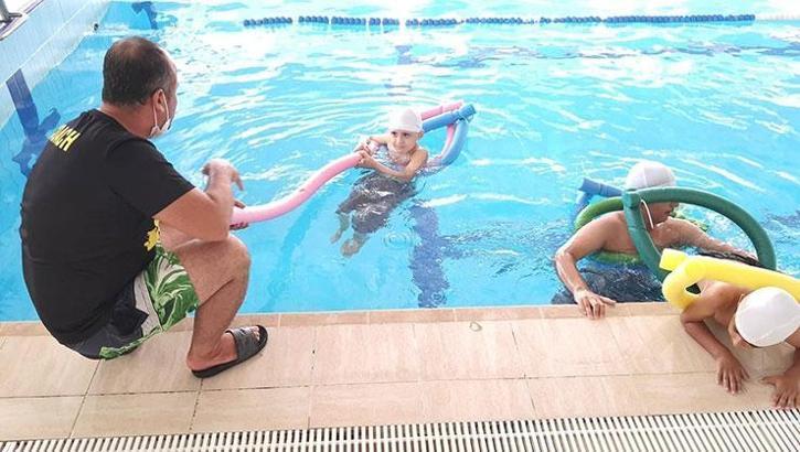 Adana'da 6 bin genç yüzme öğrendi