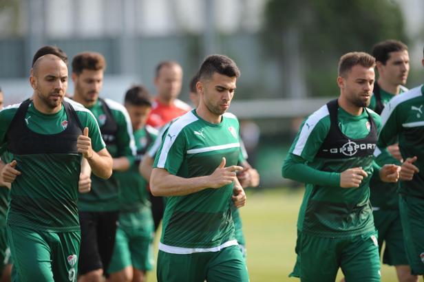 Bursaspor'da Adnan Örnek ilk antrenmanına çıktı