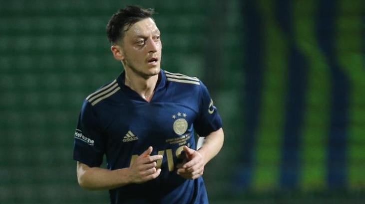 Fenerbahçe'de Mesut Özil resmen döndü