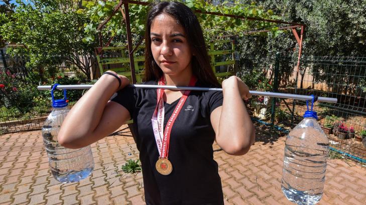 Canan Canpolat, 5 litrelik su bidonlarıyla güç depoluyor