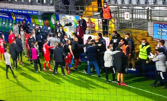SON DAKİKA | Çaykur Rizespor - Beşiktaş maçının ardından saha karıştı