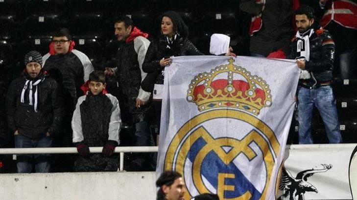 Beşiktaş tribünlerinde Madrid bayrağı