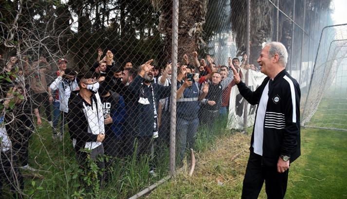 Altay taraftarından Mustafa Denizli'ye: Şampiyon yap bizi heykelini dikelim
