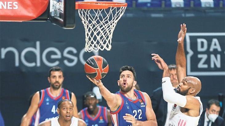 Anadolu Efes Real Madrid karşısında büyük fırsat tepti