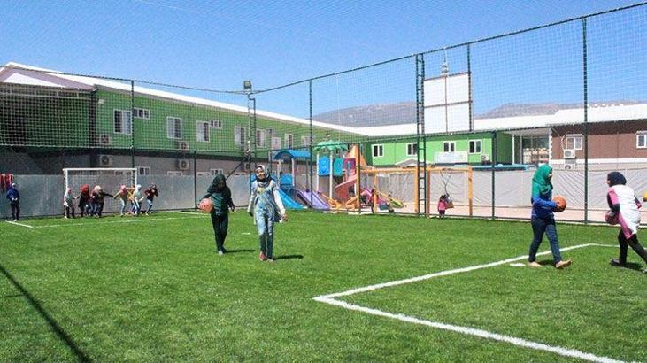 Mehmet Topal, Suriyeli çocuklar için spor tesisi yaptırdı