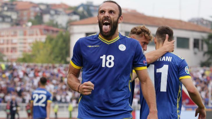 Fenerbahçe'nin golcüsü Vedat Muriç, Kosova'yı taşıyor