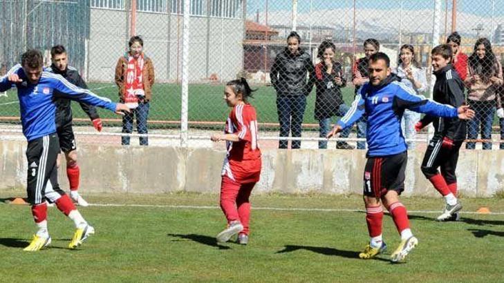 Antrenmanda kız futbolcu