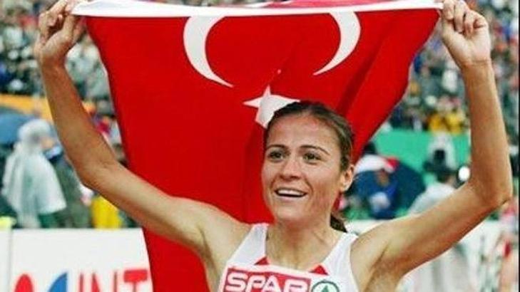 Ayhan, Alptekin'e dava açtı