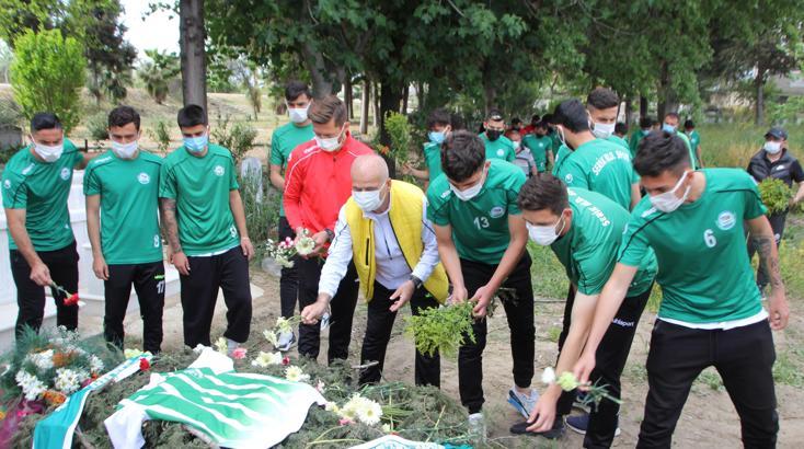 Serik Belediyesporlu futbolcular Ali Aksu'nun mezarını ziyaret etti
