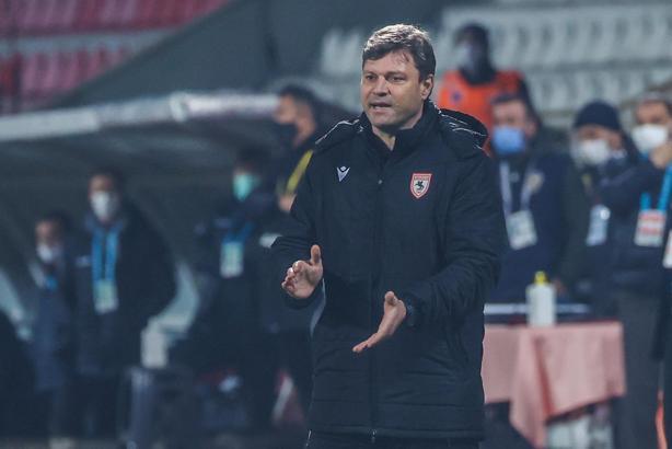 Ertuğrul Sağlam: Ülke futbolunda gerçekten enteresan şeyler oluyor
