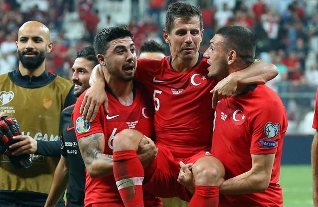Emre Belözoğlu omuzlarda