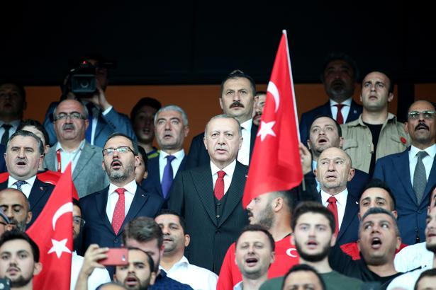 Cumhurbaşkanı Erdoğan millileri yalnız bırakmadı