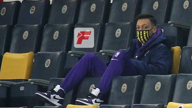 Mesut Özil tribünde
