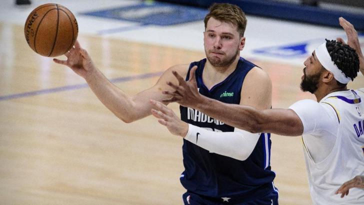 Dallas, 17 sayıdan geri gelip Lakers'ı farklı geçti