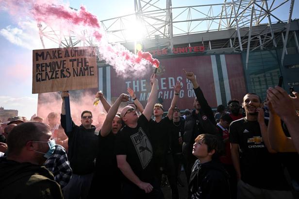 Manchester United taraftarından Glazer ailesinine Avrupa Süper Ligi protestosu