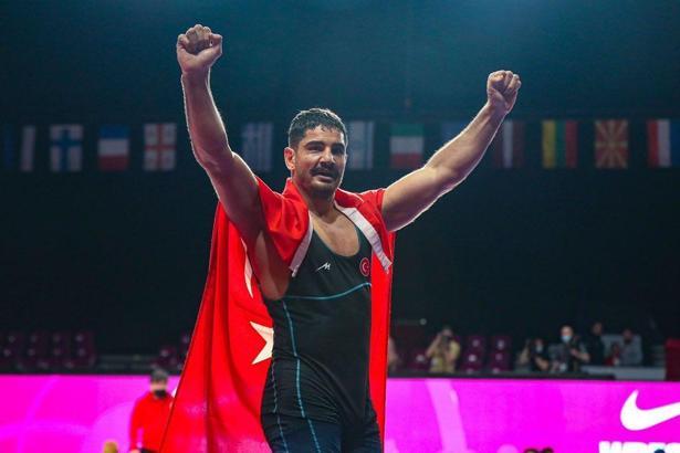 Dünya ve olimpiyat şampiyonu Taha Akgül, Avrupa güreş tarihine geçti